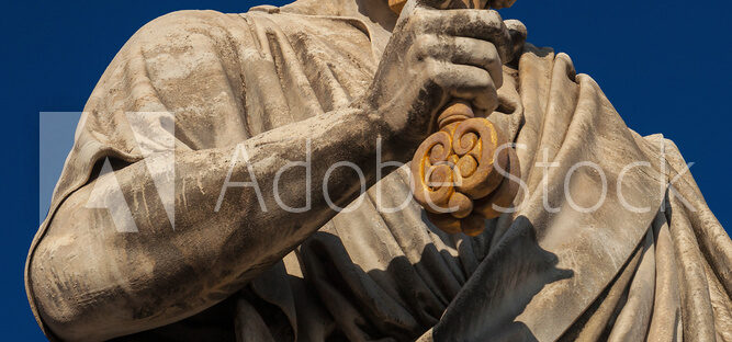 Statue des Heiligen Petrus; Christus im Hintergrund, Petersplatz Rom