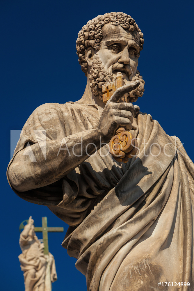 Statue des Heiligen Petrus; Christus im Hintergrund, Petersplatz Rom