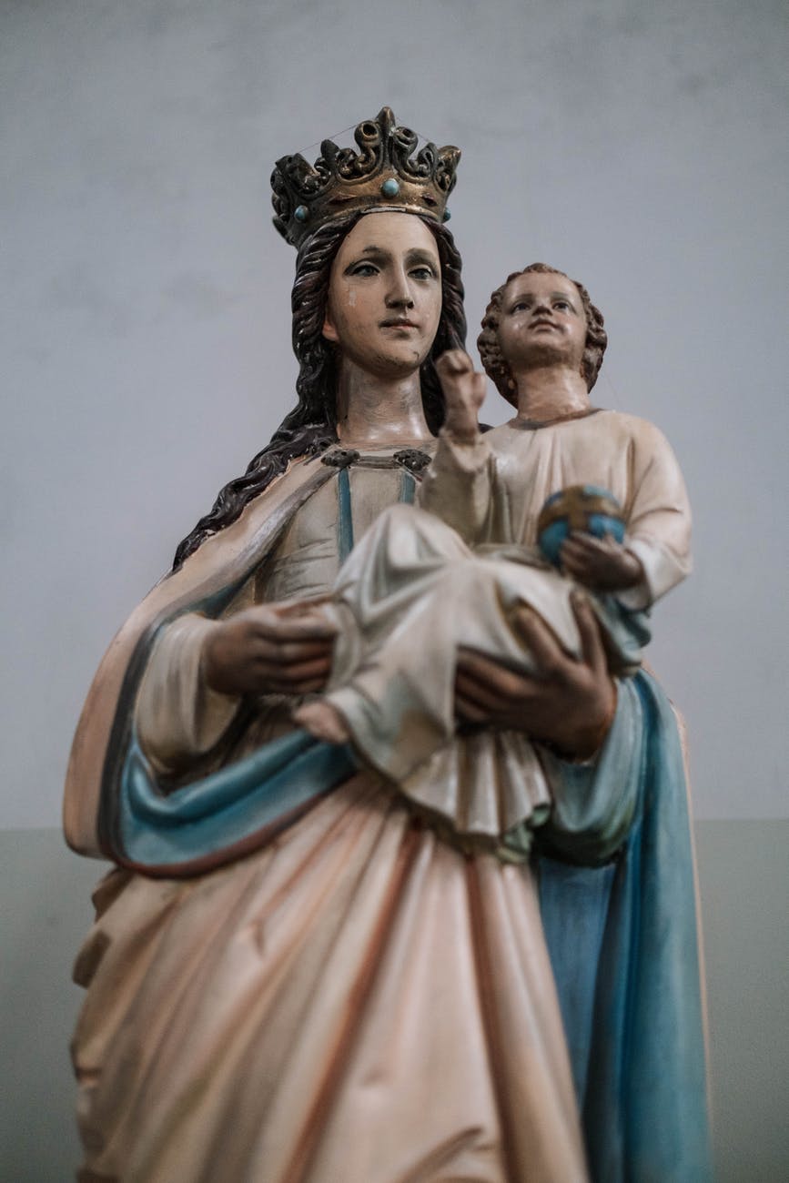 virgin mary and child sculpture